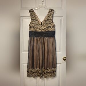 Jessica Howard Evenings Gold and Black Sleeveless Lace Cocktail Dress 16